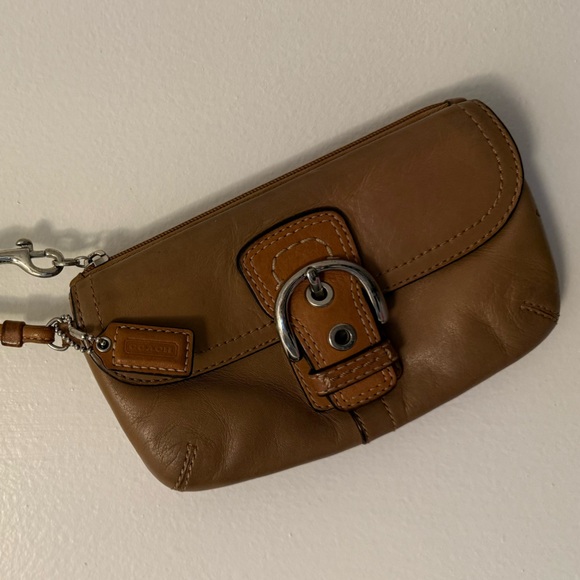 🤎 Vintage Coach SoHo wristlet in tan